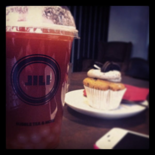 รูปภาพถ่ายที่ Jili Bubble Tea, Coffee &amp; More โดย Marijke W. เมื่อ 2/1/2013