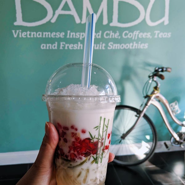 Foto diambil di Bambu Desserts &amp; Drinks oleh Tomomi I. pada 10/6/2019