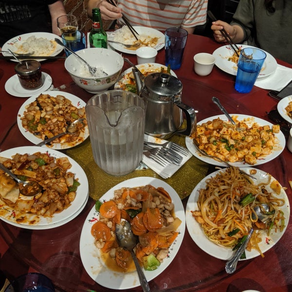 Снимок сделан в Henry&#39;s Hunan Restaurant пользователем Tomomi I. 6/18/2019