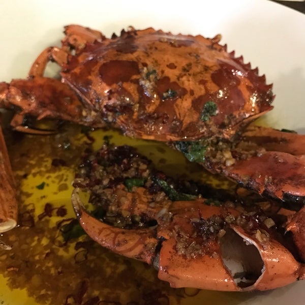 Das Foto wurde bei Pier 12 Seafood Tavern von Zulie T. am 4/14/2017 aufgenommen