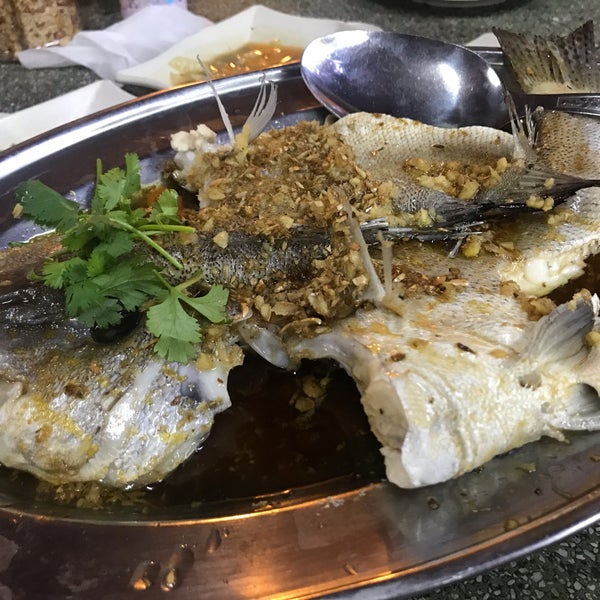 Photo taken at Weng Yin Seafood Village 九里香海鮮村 by ShwuYann C. on 5/10/2019