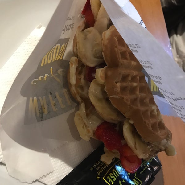Foto tirada no(a) Waffle House Cafe por Aysel D. em 11/10/2018