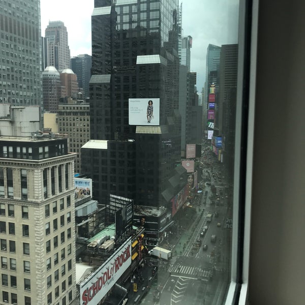 รูปภาพถ่ายที่ Novotel New York Times Square โดย Nele D. เมื่อ 7/6/2018