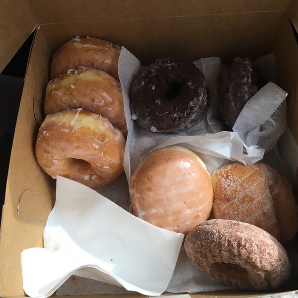 Foto diambil di Donuts with a Difference oleh Deke M. pada 10/16/2015