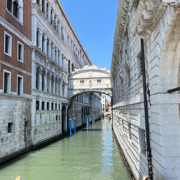 รูปภาพถ่ายที่ Ponte dei Sospiri โดย Viktoria S. เมื่อ 6/29/2023