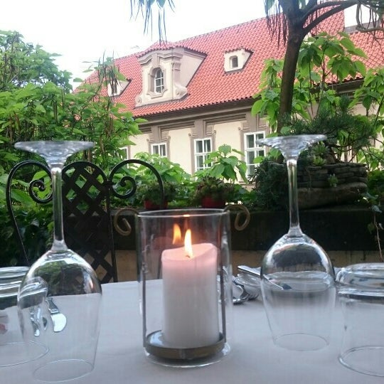 Das Foto wurde bei Pálffy Palác Restaurant von Radek am 6/8/2016 aufgenommen