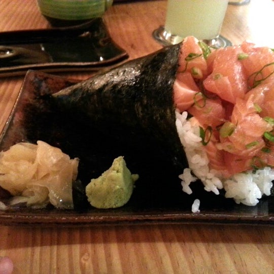 Foto tirada no(a) Sushi Yuzu por Ramon C. em 11/9/2012