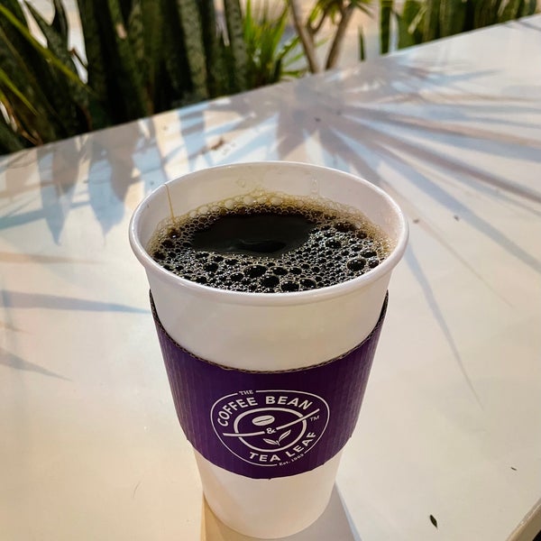 Photo taken at The Coffee Bean &amp; Tea Leaf by طارق on 10/3/2021