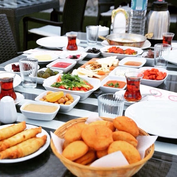 Das Foto wurde bei Saklıgöl Restaurant &amp; Cafe von Saklıgöl Restaurant &amp; Cafe am 8/5/2016 aufgenommen
