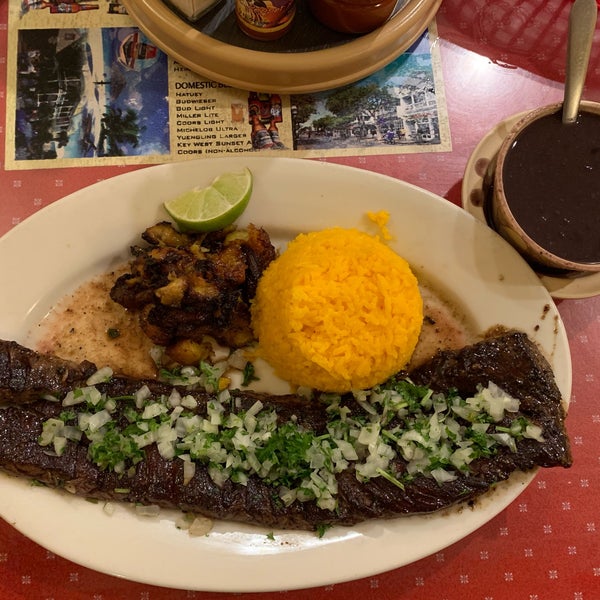 รูปภาพถ่ายที่ El Siboney Restaurant โดย Charles R. เมื่อ 2/23/2019