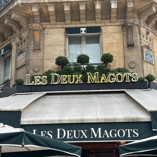 Foto diambil di Les Deux Magots oleh iBRAHIM pada 2/16/2024