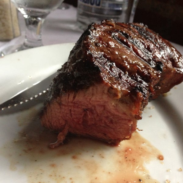 รูปภาพถ่ายที่ Lee Hamilton Steak House โดย Miltos C. เมื่อ 5/6/2013