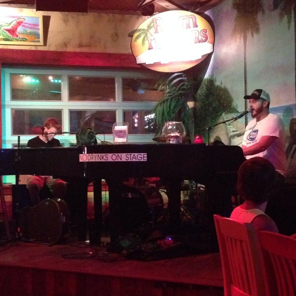 Das Foto wurde bei Rum Runners Dueling Piano Bar von Nell J. am 6/24/2014 aufgenommen