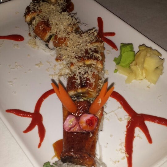 Foto tirada no(a) Amura Sushi and Steak por Vanessa M. em 4/11/2014