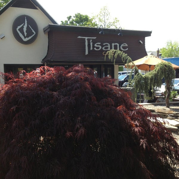 Das Foto wurde bei Tisane Euro Asian Cafe von EdzizleMizzle am 5/16/2013 aufgenommen