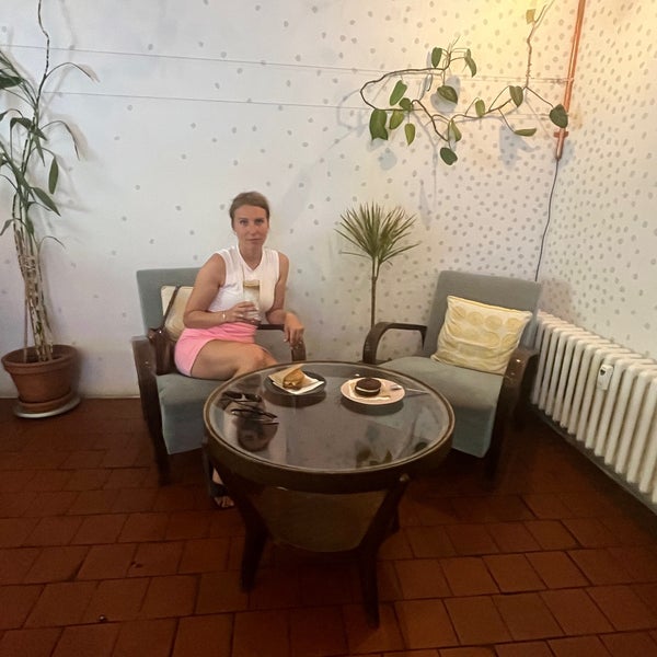 Foto diambil di Parlor Café oleh Tomislaw Z. pada 7/23/2022