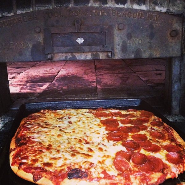 Foto tirada no(a) Santillo&#39;s Brick Oven Pizza por Anthony Q. em 8/19/2013