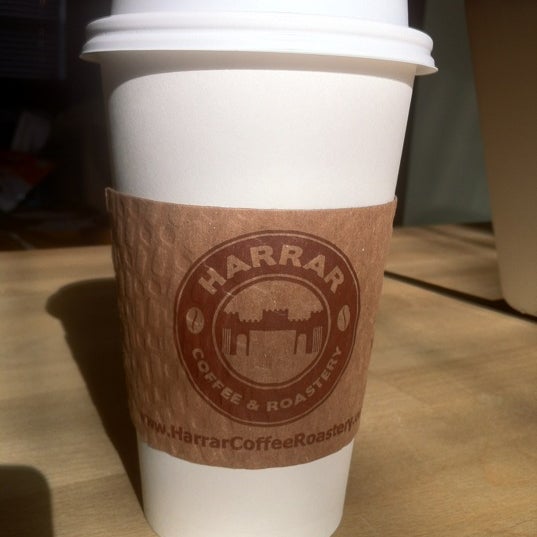Photo prise au Harrar Coffee &amp; Roastery par Jeff M. le12/1/2012