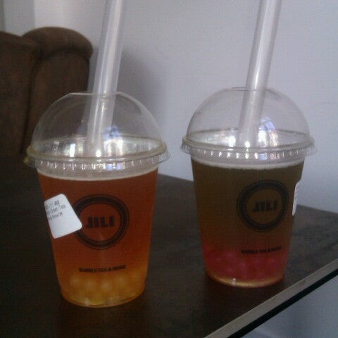 4/12/2013에 Hannah T.님이 Jili Bubble Tea, Coffee &amp; More에서 찍은 사진