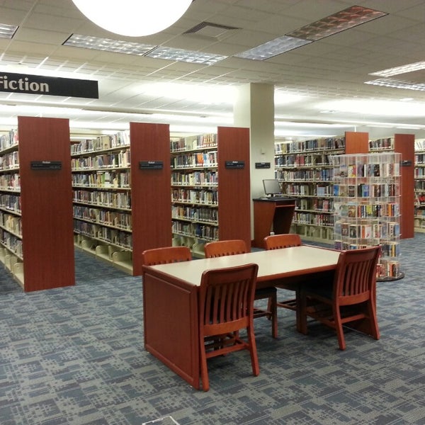 Foto diambil di Charleston County Public Library Main Branch oleh Jaydon And Daddy C. pada 10/13/2013