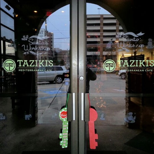 รูปภาพถ่ายที่ Taziki&#39;s Mediterranean Cafe โดย Mark P. เมื่อ 12/11/2012