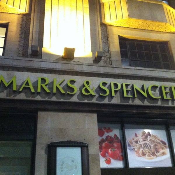 รูปภาพถ่ายที่ Marks &amp; Spencer โดย Plastic P. เมื่อ 9/5/2013