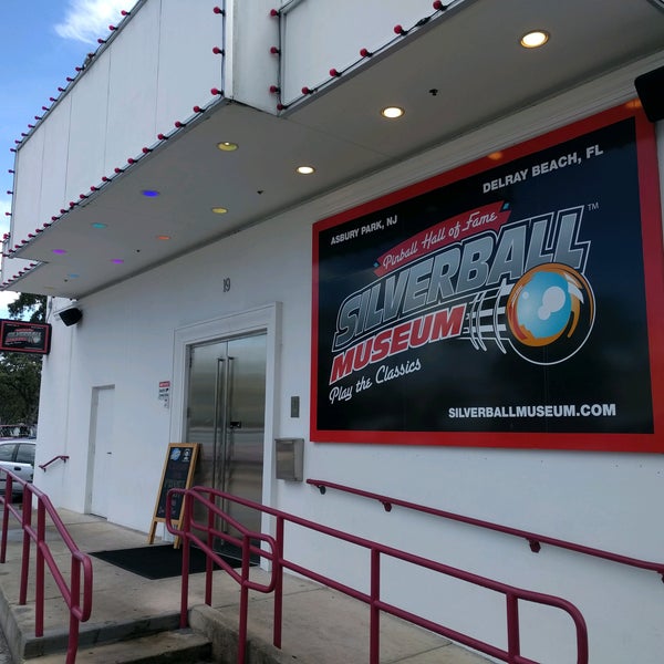9/25/2016 tarihinde Davidziyaretçi tarafından Silverball Retro Arcade | Delray Beach, FL'de çekilen fotoğraf