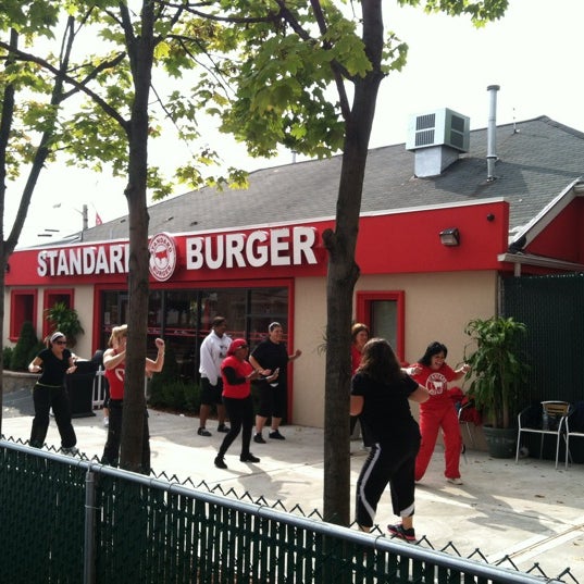 10/14/2012 tarihinde Joe C.ziyaretçi tarafından Standard Burger'de çekilen fotoğraf