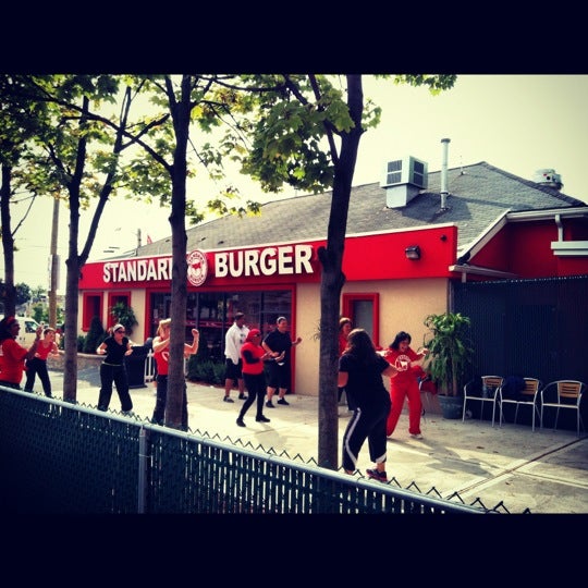 รูปภาพถ่ายที่ Standard Burger โดย Joe C. เมื่อ 10/14/2012