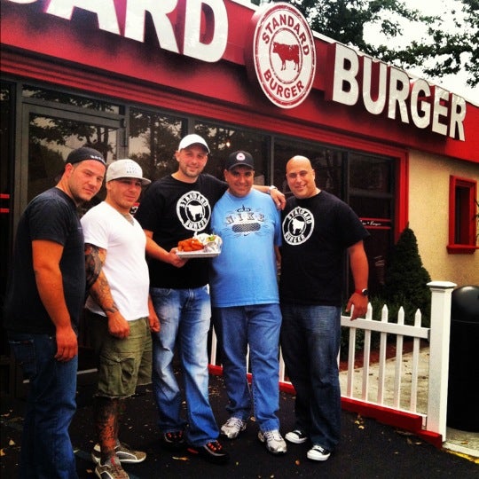 10/6/2012 tarihinde Joe C.ziyaretçi tarafından Standard Burger'de çekilen fotoğraf