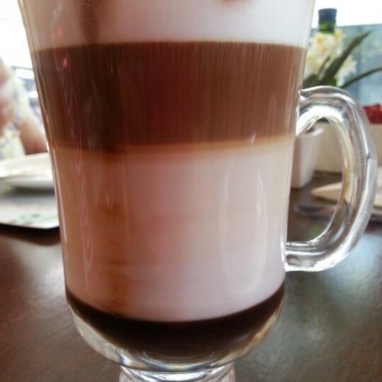 Photo taken at Champagne Chocolat Cafeteria &amp; Doceria by Graziela P. on 1/6/2013