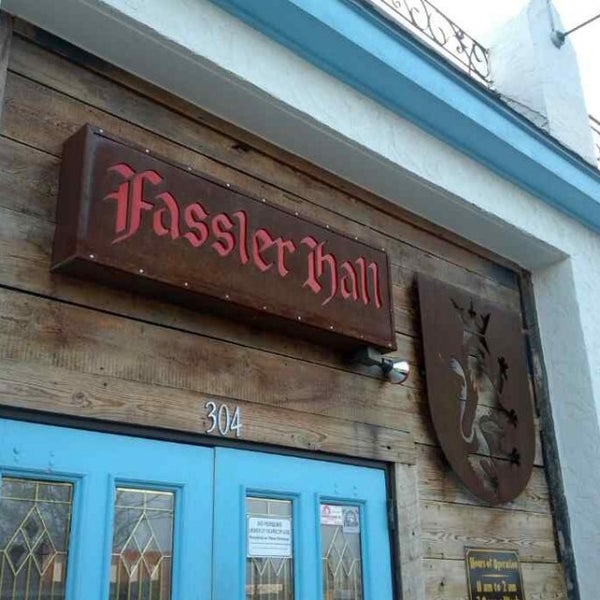 รูปภาพถ่ายที่ Fassler Hall โดย Brian W. เมื่อ 4/17/2013