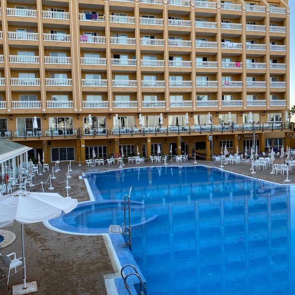 Hotel de 4 estrellas que intenta dar el máximo posible en tiempos de COVID-19, es por ello imaginamos que el buffet libre es justo. La habitación correcta y buena piscina.
