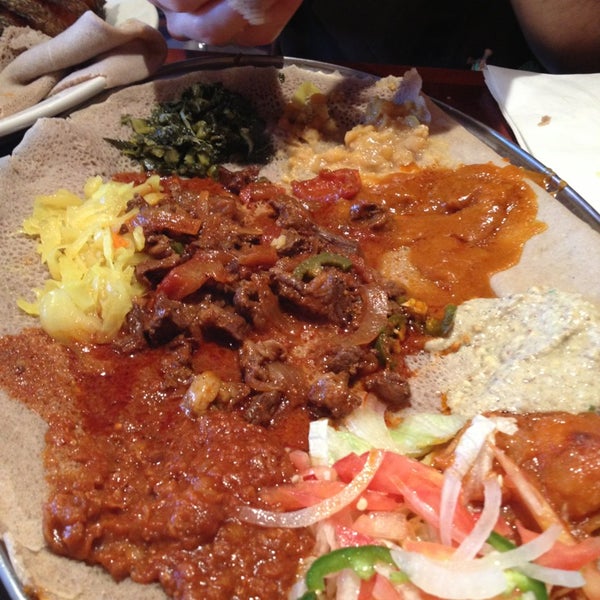 Foto diambil di Etete Ethiopian Cuisine oleh Heather M. pada 4/7/2013