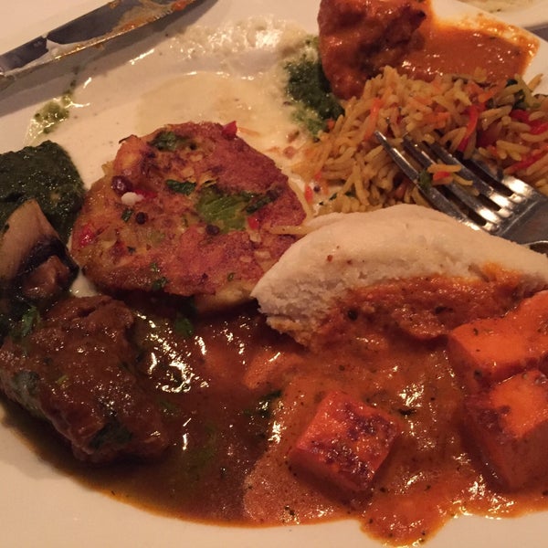 Foto diambil di Chola Eclectic Indian Cuisine oleh Mitchell L. pada 3/6/2016