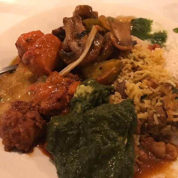 Foto diambil di Chola Eclectic Indian Cuisine oleh Mitchell L. pada 1/22/2017