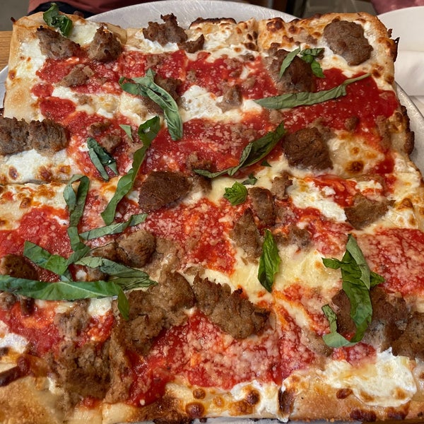 Foto scattata a Adrienne&#39;s Pizza Bar da Mitchell L. il 7/10/2021