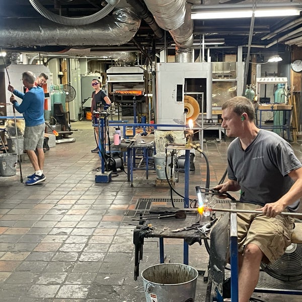 Photo taken at Simon Pearce Restaurant, Retail &amp; Glassblowing by Mitchell L. on 8/10/2021