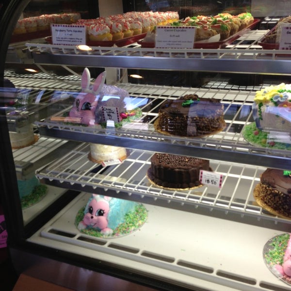 Foto scattata a ABC Cake Shop &amp; Bakery da Juan O. il 3/26/2013