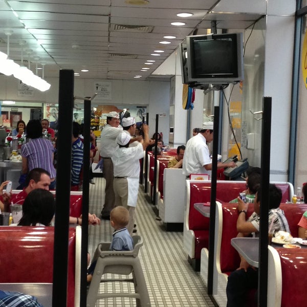 Photo taken at Johnny Rockets by Irwin D. on 4/28/2013