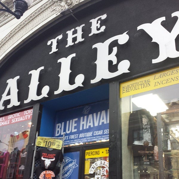 Снимок сделан в The Alley Chicago пользователем Nolan B. 1/20/2015