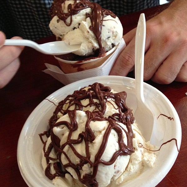 Foto diambil di The Evergreen Ice Cream Co. oleh Lainie K. pada 8/10/2013