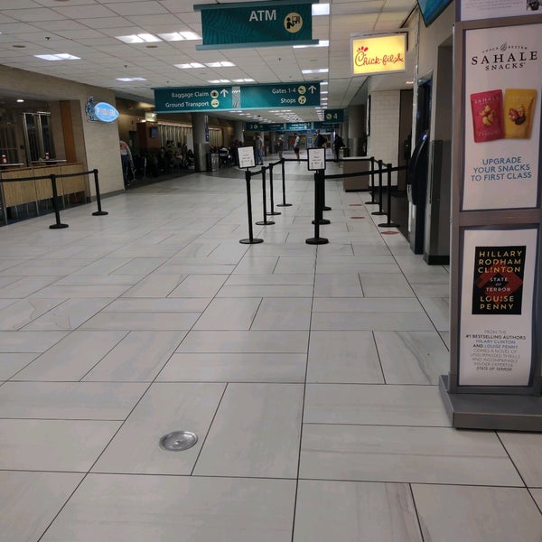Foto tirada no(a) Pensacola International Airport (PNS) por David G. em 10/27/2021