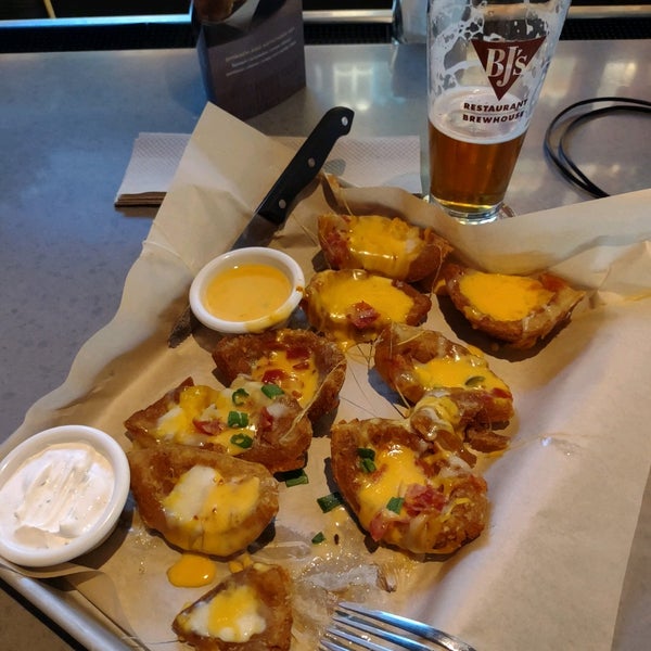 Photo taken at BJ&#39;s Restaurant &amp; Brewhouse by David G. on 12/12/2021