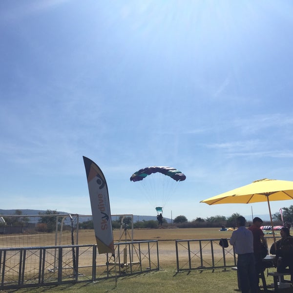 รูปภาพถ่ายที่ Skydive México โดย Lillián C. เมื่อ 12/29/2018