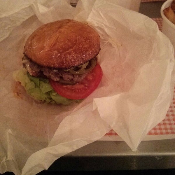 Foto tomada en Burger Meats Bun  por Ronnie B. el 9/21/2013