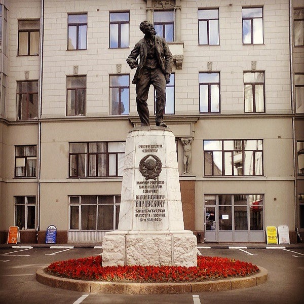 Памятник воровскому в москве на лубянке