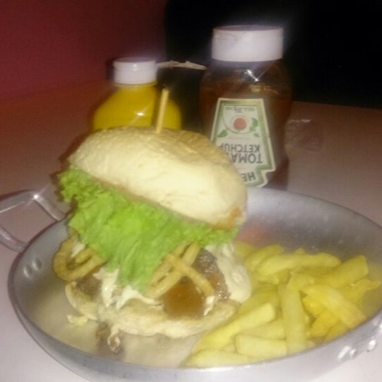 Foto tirada no(a) Cheff&#39;s Burger por Gil X. em 9/30/2014