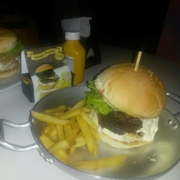 Foto tirada no(a) Cheff&#39;s Burger por Gil X. em 10/23/2014