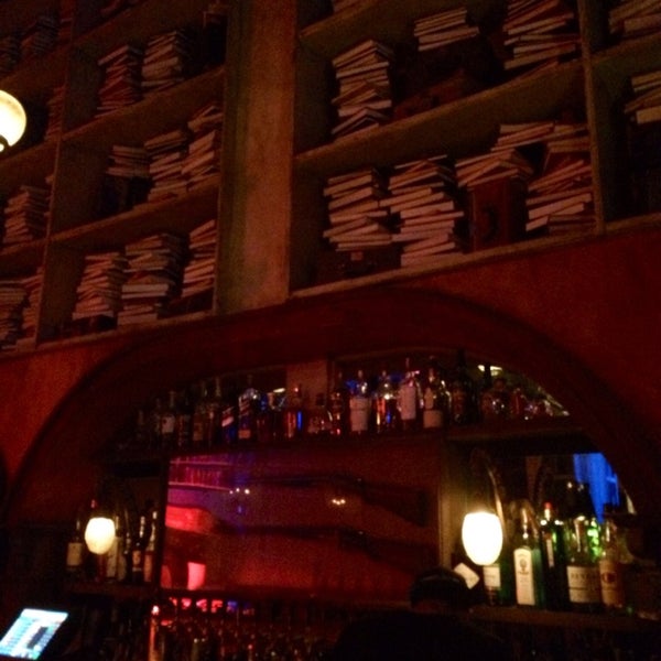 รูปภาพถ่ายที่ Hemingway&#39;s Lounge โดย Mario V. เมื่อ 6/12/2014